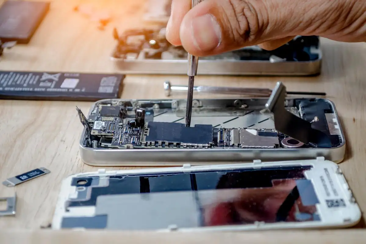 apple_repair-service-expansion_iphone-repair-1